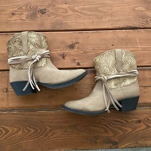 Dingo VALERIE Taupe Floral Tooled Knotted Pull On Western Boots